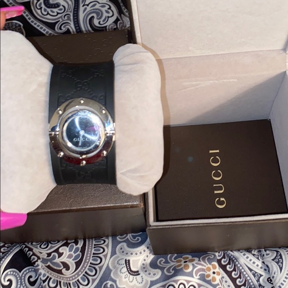 GUCCI Stainless Steel Rubber Twirl Quartz Watch - Picture 4 of 6